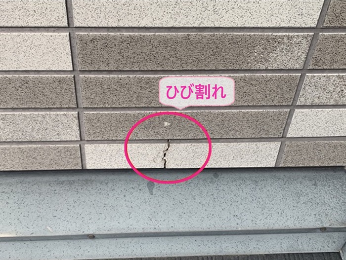 神戸市灘区で窯業サイディングの塗り替えをする既存の外壁がひび割れている様子