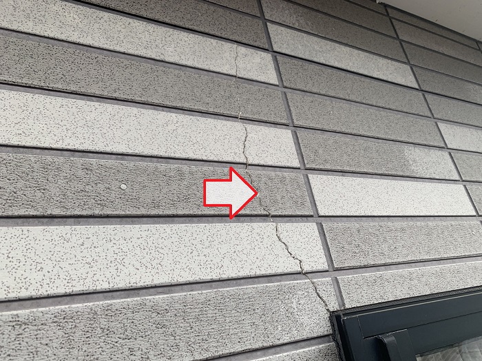 外壁サイディングの無料調査で大きなひび割れを発見