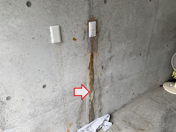 掘り込みガレージ内部のコンセントから水が垂れています