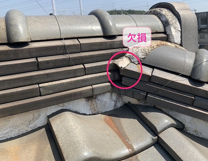 木造戸建ての瓦屋根リペアで修繕する既存の漆喰が欠損している様子