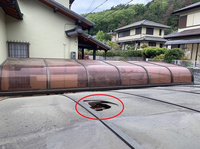 カーポート屋根修理点検で割れたアクリル屋根の様子