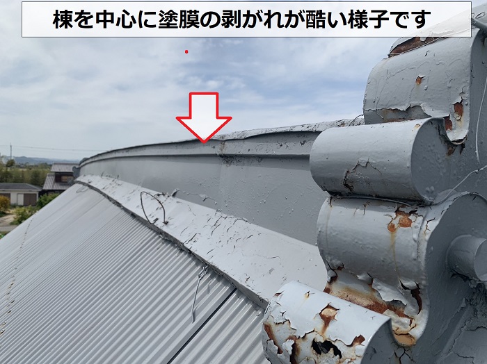 茅葺屋根のトタン屋根は棟を中心に塗膜の剥がれが酷い様子