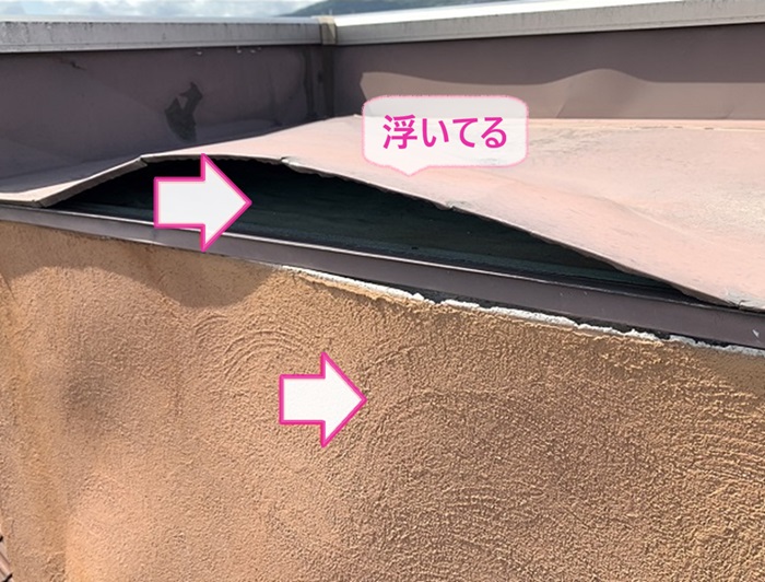 神戸市東灘区の屋根板金が強風被害で浮いてる様子