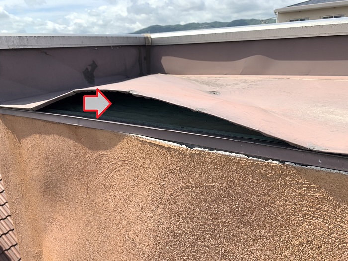 風災で破損した屋根より雨漏りしている場所を特定