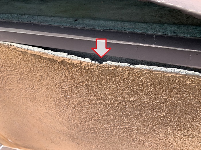 剥がれた外壁からも雨漏りしている様子