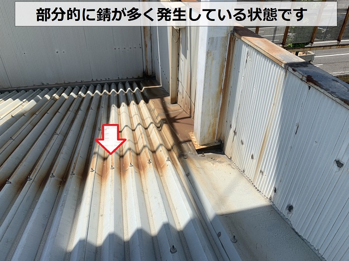 雨漏りしている折半屋根に錆が多く発生している様子