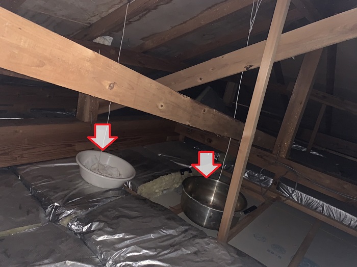 太陽光パネルを設置している屋根から雨漏りしているので屋根裏にバケツを置いています