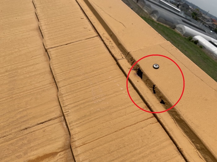 スレート屋根の雨漏り無料調査で棟板金の穴を確認