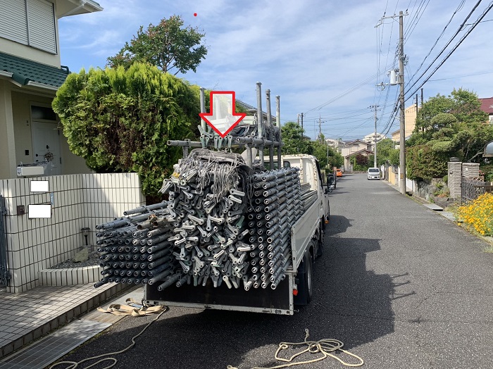 廃盤雨樋修理現場に仮設足場材を搬入