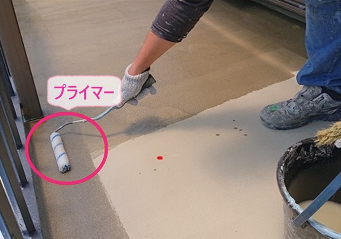 神戸市長田区のウレタン防水工事でプライマーを塗っている様子