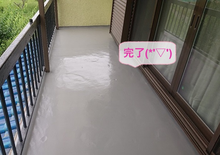 神戸市長田区でモルタル下地を行って塗膜の剝がれたベランダへのウレタン防水が完了した現場の様子