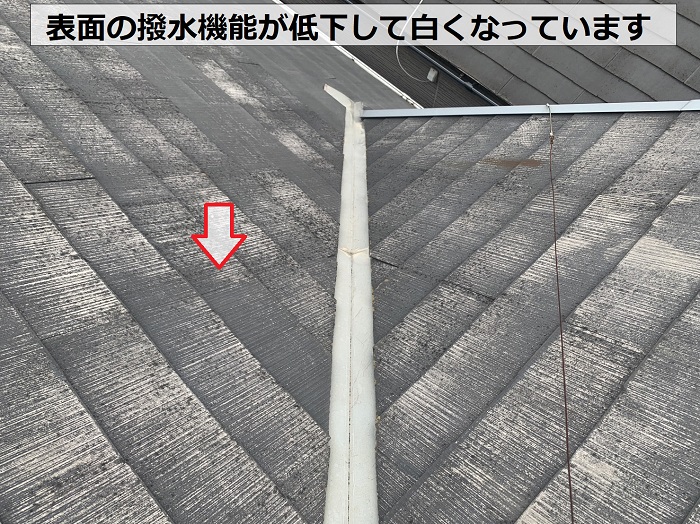 スレート屋根の無料点検で表面の撥水機能が低下しているのを確認