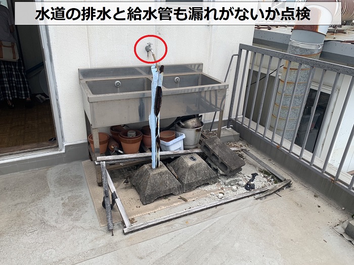 3階建て陸屋根シート防水の雨漏り調査で水道管に漏れがないか調査