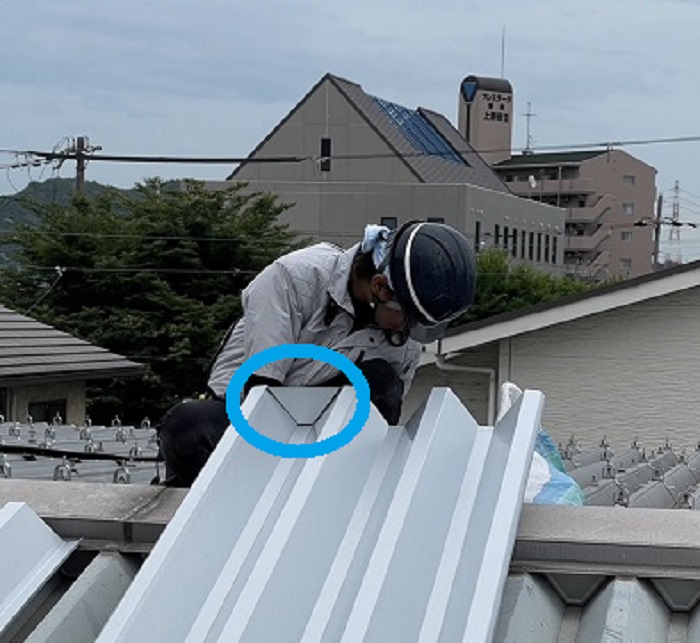 折板屋根に面戸取り付け