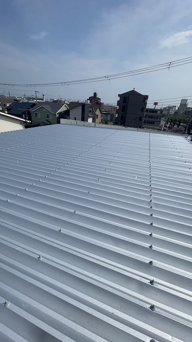 姫路市で折半屋根へのカバー工法を行った後の様子