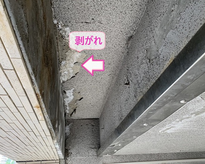 神戸市東灘区で軽量モルタルで補修する車庫の天井が剥がれている様子