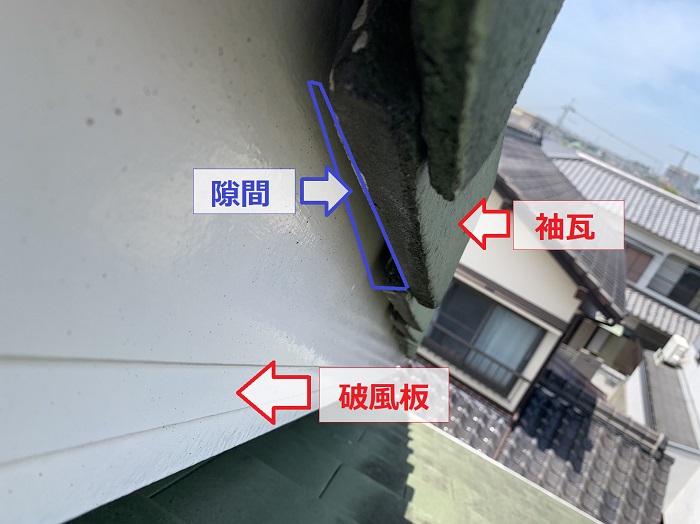 コウモリが侵入する瓦屋根の隙間