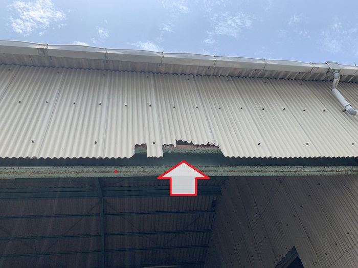 スレート壁が破損している様子