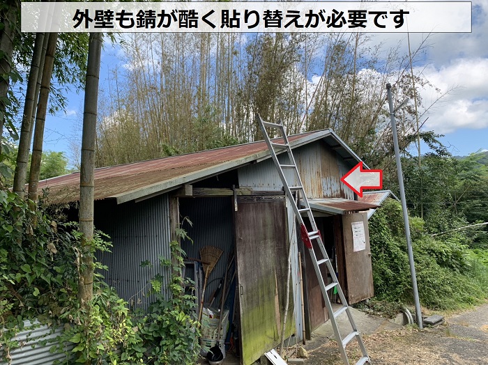 農業倉庫の外壁も錆が発生している様子