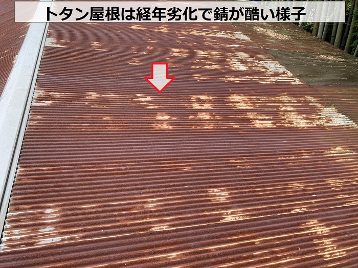 農業倉庫のトタン屋根が経年劣化で錆びている様子