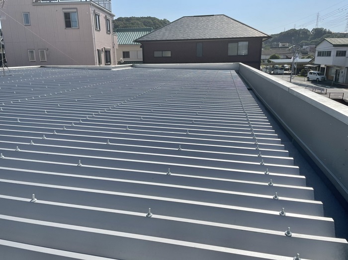 神戸市屋根カバー工事事例　施工後の折半屋根