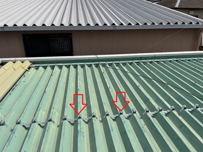 神戸市屋根カバー工事事例　折半屋根への下地フレーム取り付け