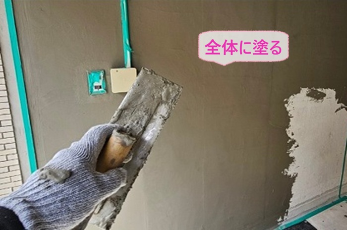 車庫の入り口から2メートルくらいの天井と壁全体にモルタルを塗っている様子