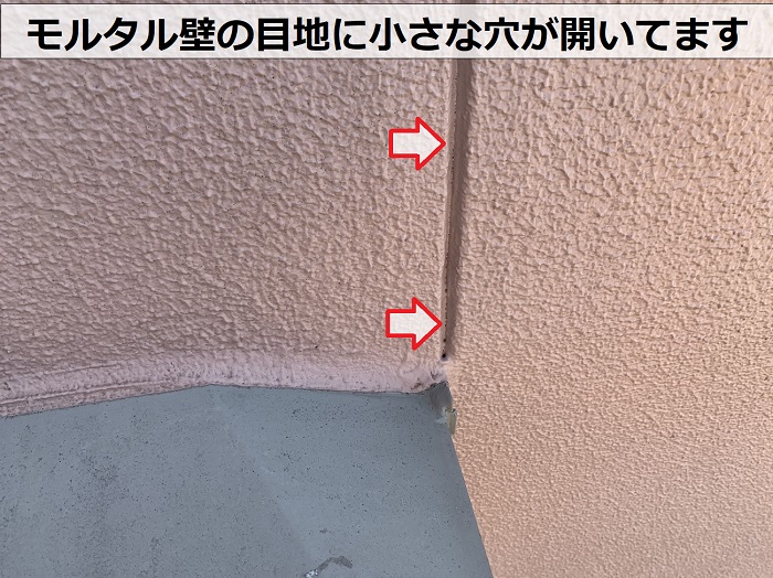出窓上の外壁目地に小さな穴が開いている様子