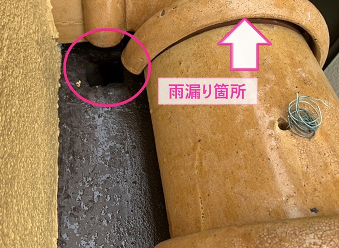 笠木部分の雨漏り補修で排水部分と笠木の隙間から雨漏りしている様子