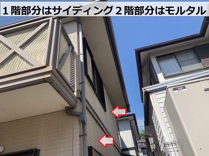 １階部分はサイディングで２階部分はモルタル壁です