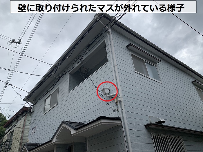 アパートの雨樋が外れている様子