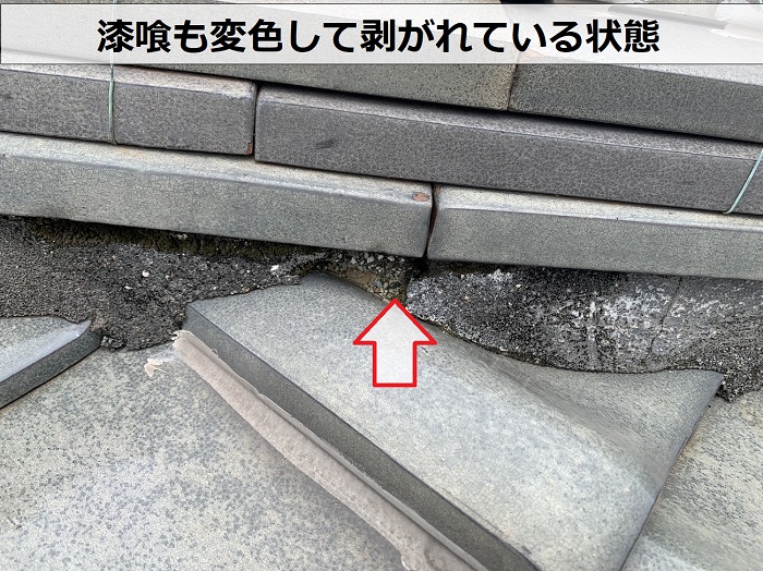 棟瓦の漆喰も変色して剥がれている状態