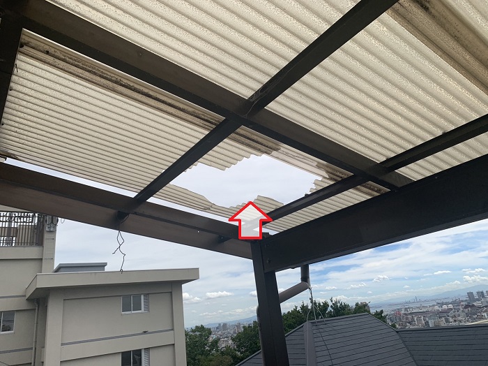 バルコニー屋根が合計2枚割れている様子