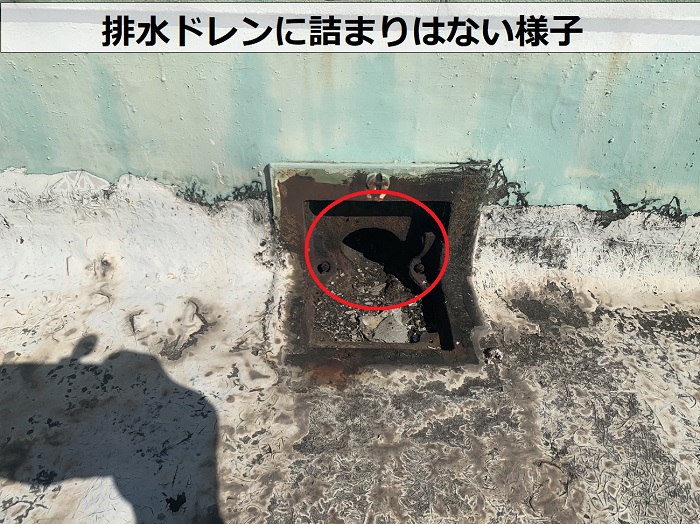 ４階建てビル屋上の排水ドレンに詰まりはない様子