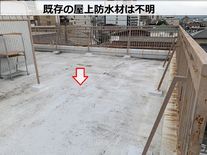 ビルの屋上防水材は不明