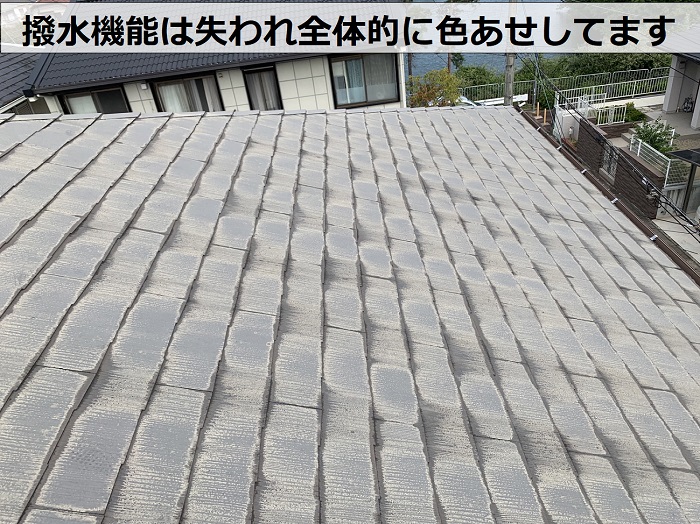築25年のカラーベスト屋根は撥水機能が失われ色あせている様子