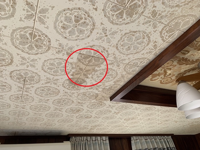 雨漏りの影響で天井にシミが出来ています