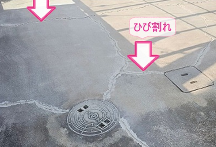 姫路市の補修工事で車庫のコンクリート床がひび割れている様子