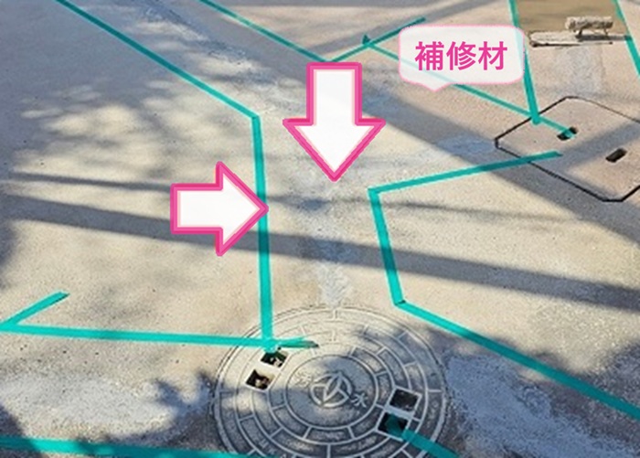 車庫コンクリート床の補修工事でカットした部分に補修材を刷り込んでいる様子