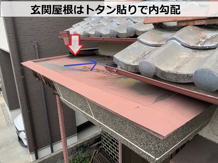 玄関屋根はトタン貼りで内勾配になている様子