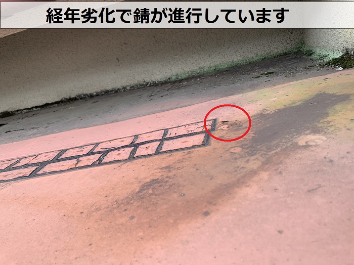 玄関屋根のトタンが錆びている様子