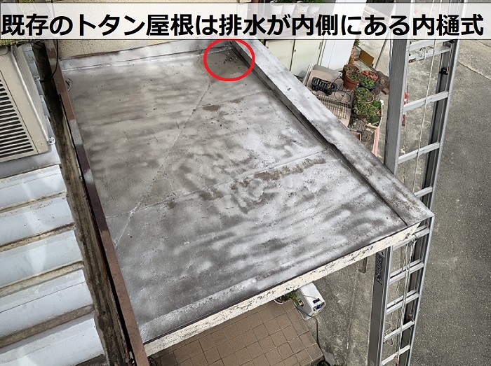 玄関上のトタン屋根は排水が内側にある内樋式