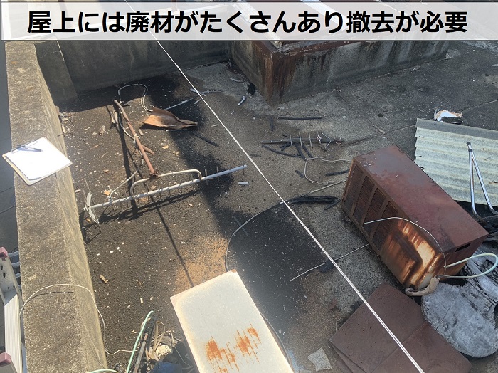 西宮市の空き店舗には廃材などがたくさんある様子