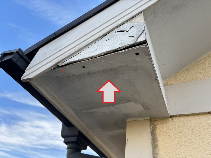 破風板の修理相談で軒天にもシミがあるのを確認