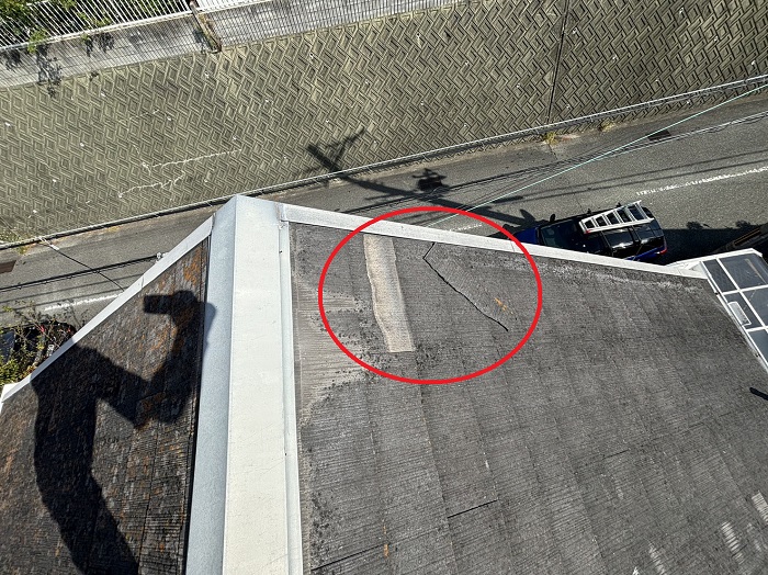 カラーベスト屋根の割れを放置していると雨漏りの危険性があります