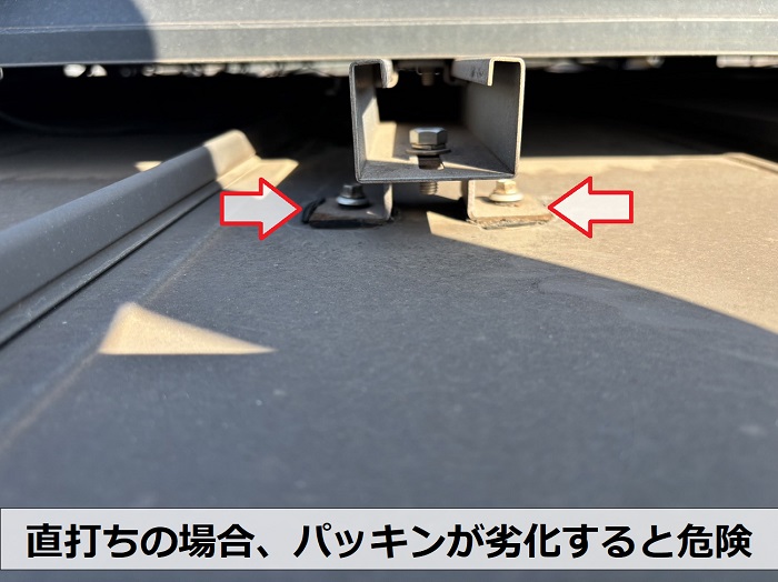 屋根裏のシミを調査診断している現場では金具が直打ちされている様子