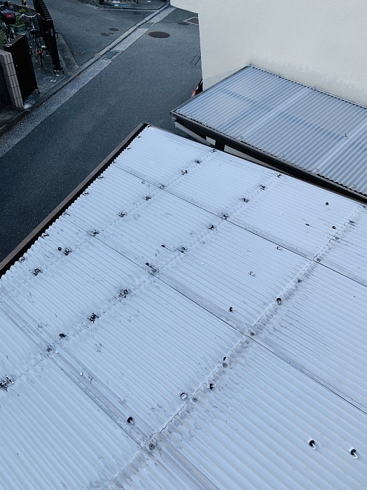 芦屋市でポリカ波板貼り替えを行う前の様子