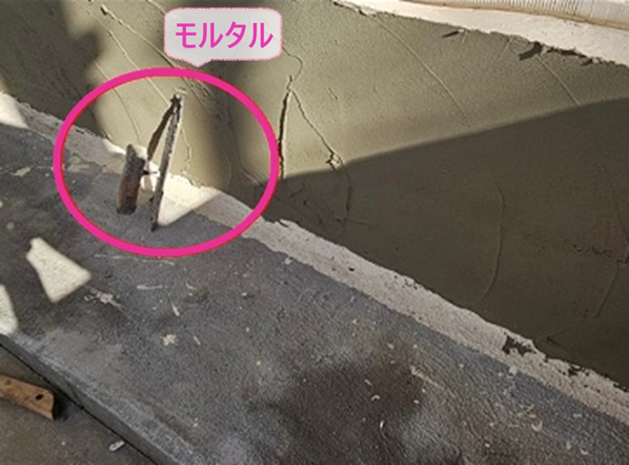 車庫床の下地補修で全体的にモルタルを塗っている様子