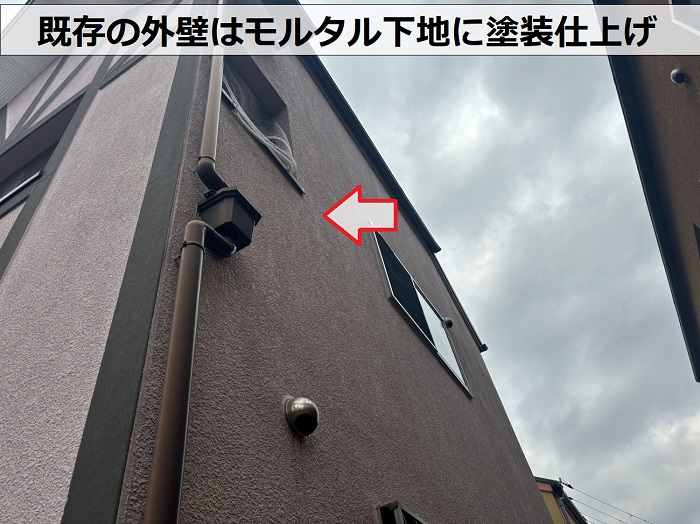 三木市でお勧めの塗料を用いて外壁塗り替えを行う現場の外壁はモルタル下地