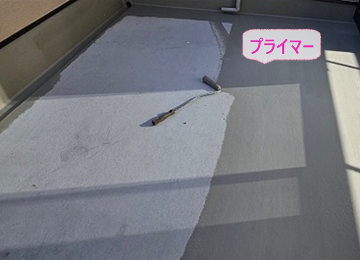 バルコニー防水リフォームでプライマーを塗っている様子
